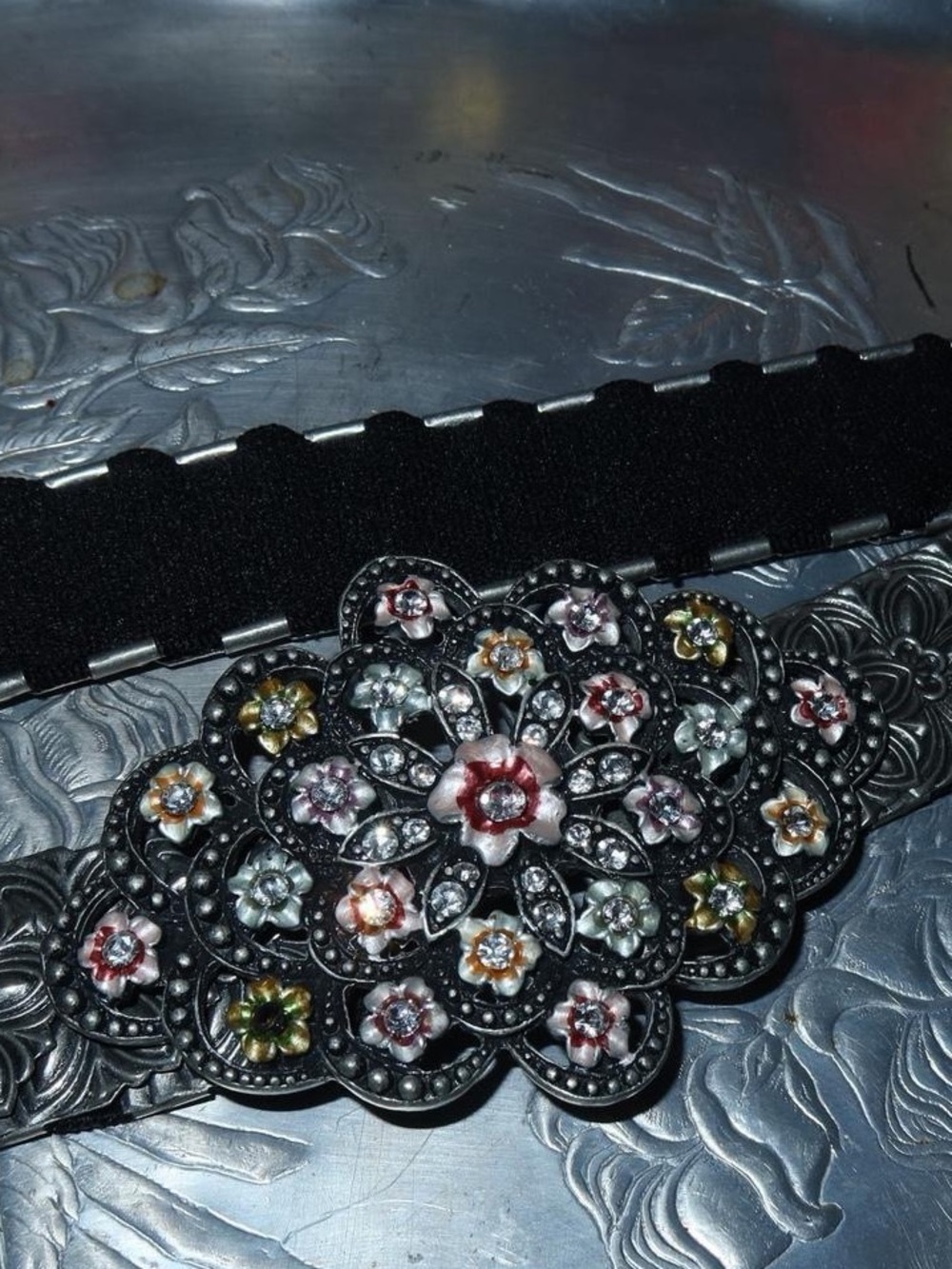 90s vintage metal stretchy belt with flower detailing on the buckle